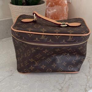 L v makeup storage bag